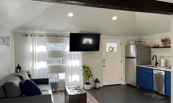 Bryn Mawr Apartment | Quaint midtown studio located minutes from the best Tulsa has to offer.