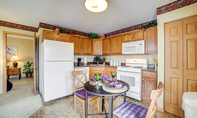 Park Forest Apartment | Quaint Park Forest Apartment - Near Golf Courses!