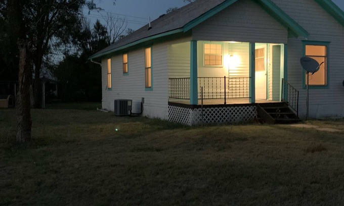 Lincoln House | Quaint Property with space to relax