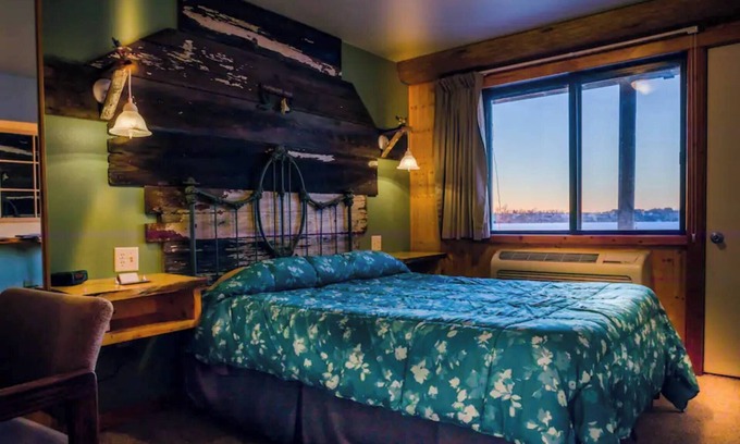 Rice Lake Cabin | Quaint room overlooking the lake called Hummingbird Haven - Curriers Lakeview