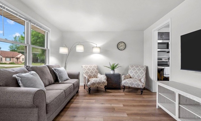 De Pere House | Quaint Twindo in East Depere! On Site Parking.