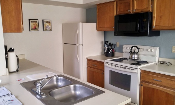 Pinetop Villa | Quality Hill Resort Villa, sleeps 6, fully equipped kitchen, dining room