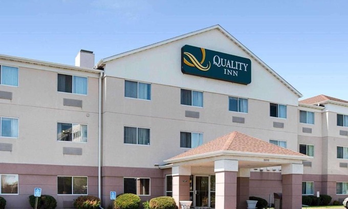Brooklyn Center Hotel | Quality Inn Brooklyn Center