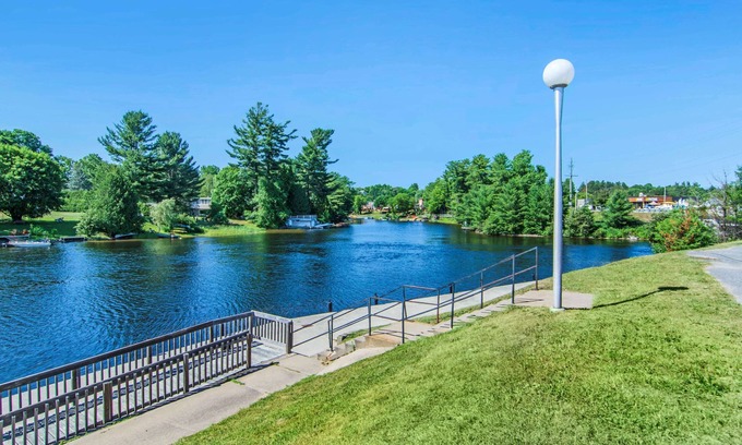Bracebridge Hotel | Quality Inn