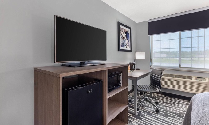 Chesterton Hotel | Quality Inn Chesterton near Indiana Dunes National Park I-94