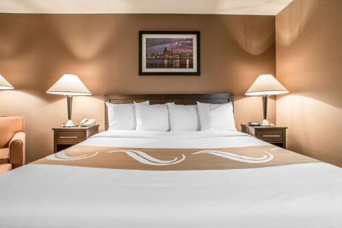 Elgin Hotel | Quality Inn Elgin I-90