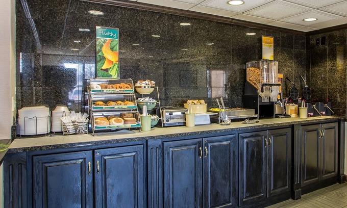 Elgin Hotel | Quality Inn Elgin I-90