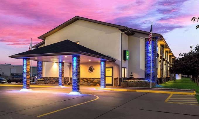 Galesburg Hotel | Quality Inn Galesburg near US Highway 34 and I-74