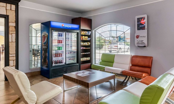 Mercedes Hotel | Quality Inn & Suites at The Outlets Mercedes/Weslaco