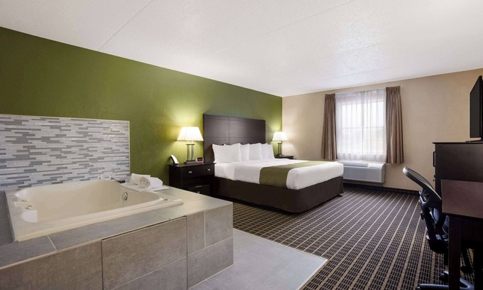 Big Rapids Hotel | Quality Inn & Suites Big Rapids near University