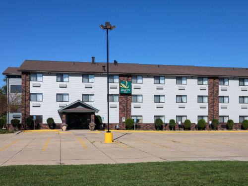 Bloomington Hotel | Quality Inn & Suites Bloomington I-55 and I-74
