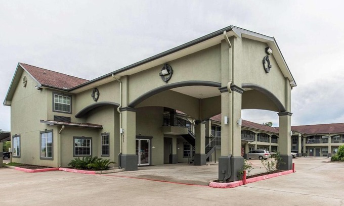 Bridge City Hotel | Quality Inn & Suites Bridge City Orange