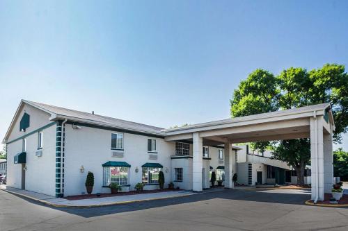 Lovington Hotel | Quality Inn & Suites Des Moines - Merle Hay Road