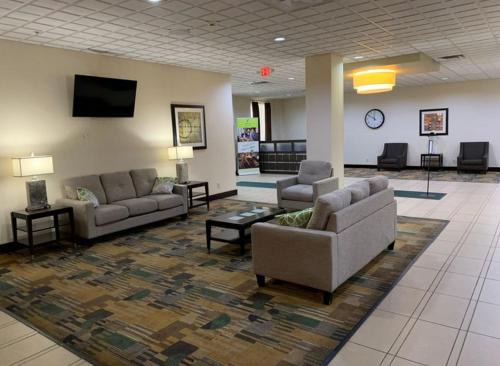 Mansfield Hotel | Quality Inn & Suites Downtown Mansfield