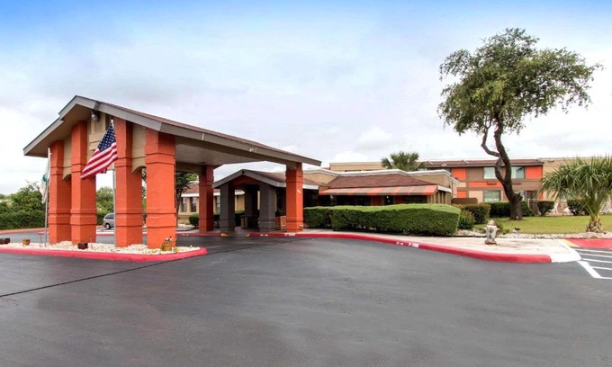 San Antonio Hotel | Quality Inn & Suites I-35 near Frost Bank Center