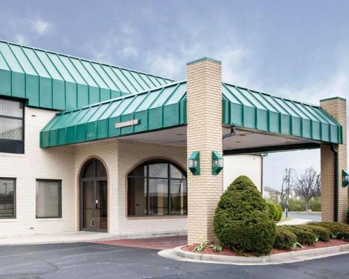 Pike Hotel | Quality Inn & Suites Indianapolis Northwest