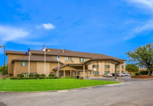 Lawrence Hotel | Quality Inn & Suites Lawrence - University Area