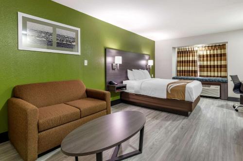 Longview Hotel | Quality Inn & Suites Longview I-20