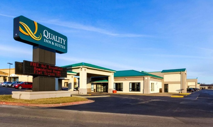 Quad Cities Hotel | Quality Inn & Suites Moline - Quad Cities