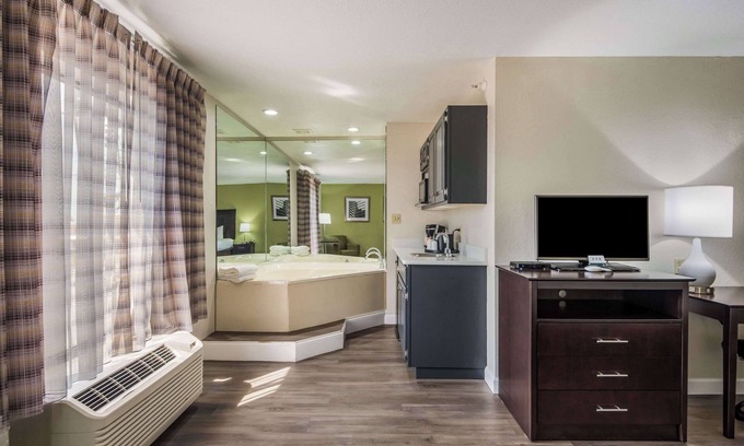 Quincy Hotel | Quality Inn & Suites Quincy - Downtown