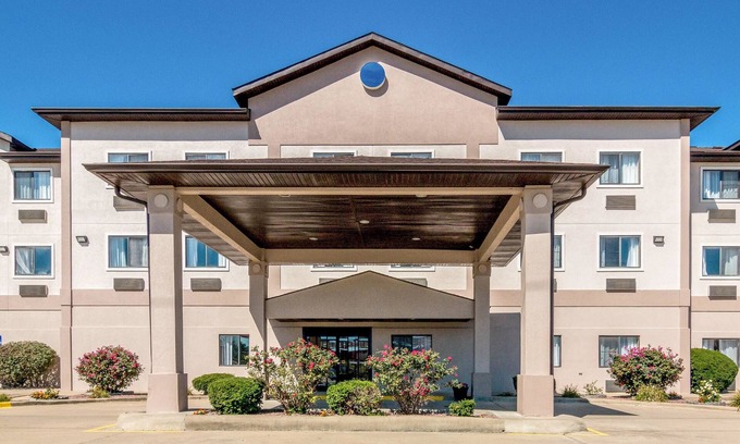 Salem Hotel | Quality Inn & Suites Salem near I-57