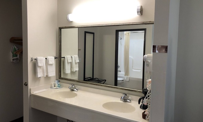 Sun Prairie Hotel | Quality Inn & Suites Sun Prairie Madison East