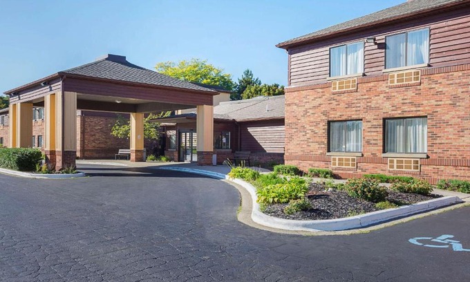 Holland Hotel | Quality Inn & Suites