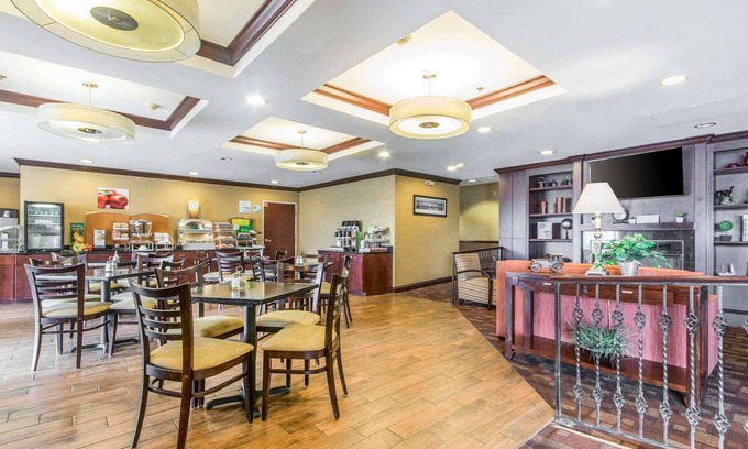 Greendale Hotel | Quality Inn & Suites