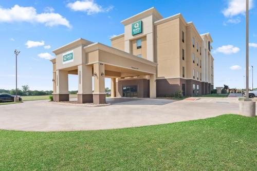 Pearsall Hotel | Quality Inn & Suites