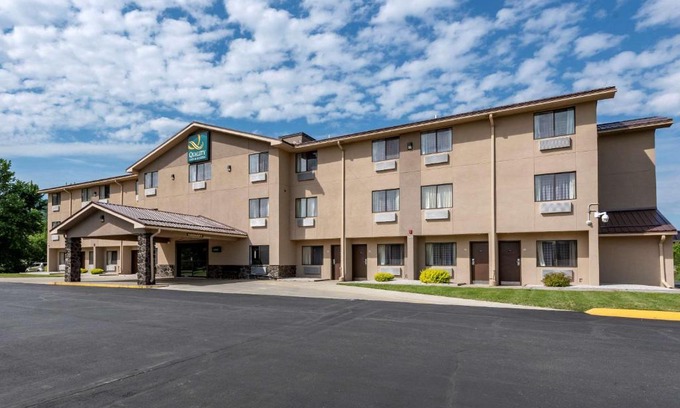 Warren Hotel | Quality Inn & Suites Warren