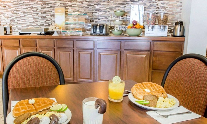 Turners Hotel | Quality Inn US65 & E. Battlefield Rd. Springfield