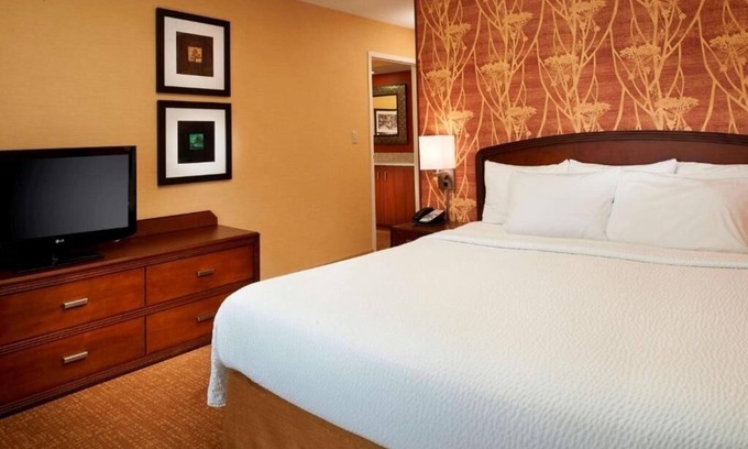 Novi Hotel | Quality Stay with Convenient Parking, Pool, and Proximity to Local Landmarks