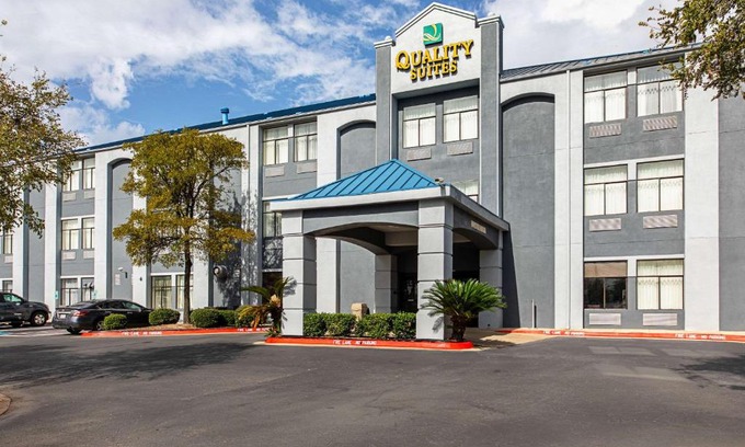 Franklin Park Hotel | Quality Suites Austin South Street Elmo District