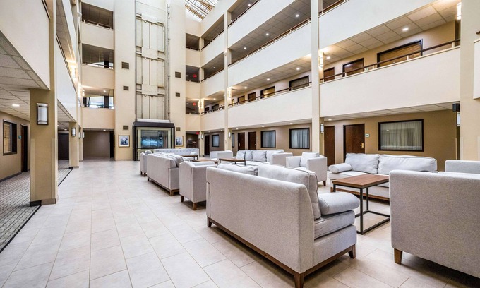 Lansing Hotel | Quality Suites Lansing West