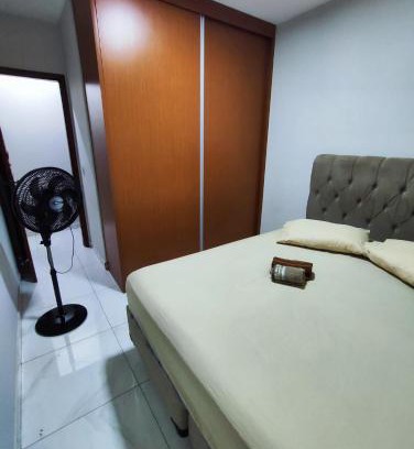 Santa Monica House | Quarto com banheiro privativo PARA MULHERES