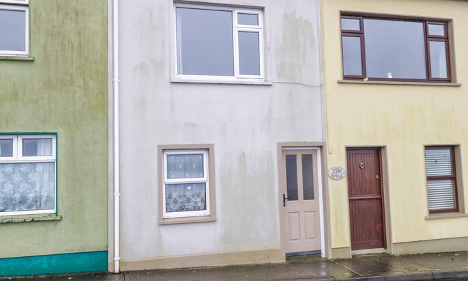 Inishnee Cottage | QUAYSIDE HOUSE, family friendly in Roundstone, County Galway
