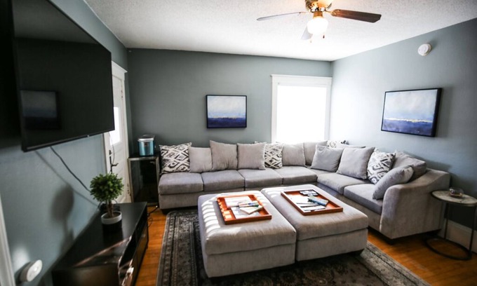Northeast Minneapolis Arts District House | Queen Anne Mansion ★5BR★FastWifi★Cable★65"TV★Brkfst