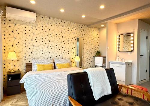 Miyakojima Apartment | Queen bed 50inch TV Convenience store 1 min walk Washing machine Netflix