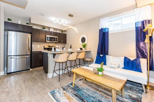 Southeast Edmonton House | Queen Bed * Netflix * WiFi * Long or Short Stays