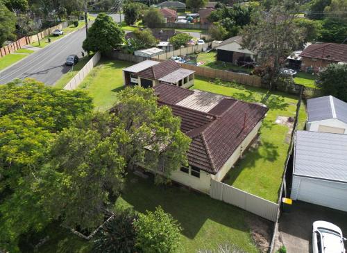 Beenleigh House | Queen Bed Shared Bath, 5BR Home In Beenleigh For 2 Bedroom1