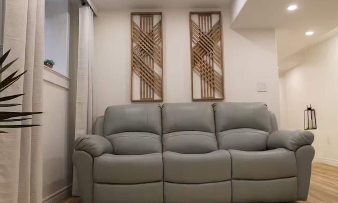 Barrie Apartment | Queen Bed Suite- Private Entrance