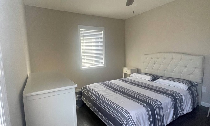 Plainedge House | Queen bedroom 1 minute to Highway