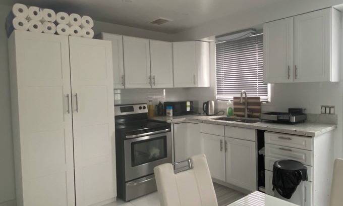 Lakeview House | QUEEN BEDROOM #2 WITH FREE PARKING