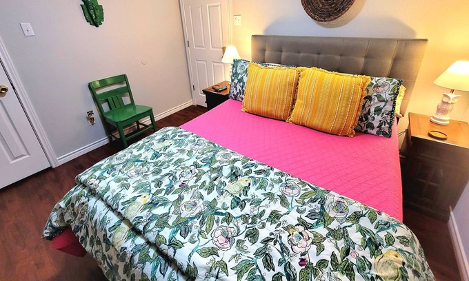 Woodway House | ★Queen Bedroom for 2 People in private home★30+ Amenities★Clean★Quiet