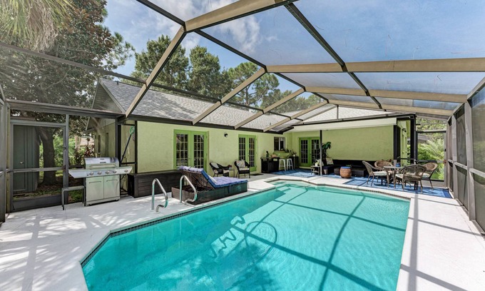Whitfield House | Queen Palm - Private Pool, Beach, Pet-Friendly!