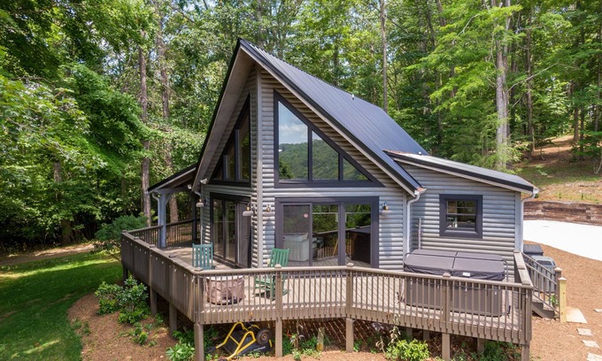 West Jefferson Cabin | Queen Ridge Cabin - Great views, secluded, hot tub, fire pit!