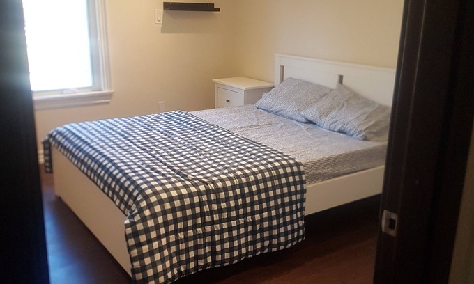 Brampton House | Queen Room 2 Brampton Toronto Canada
