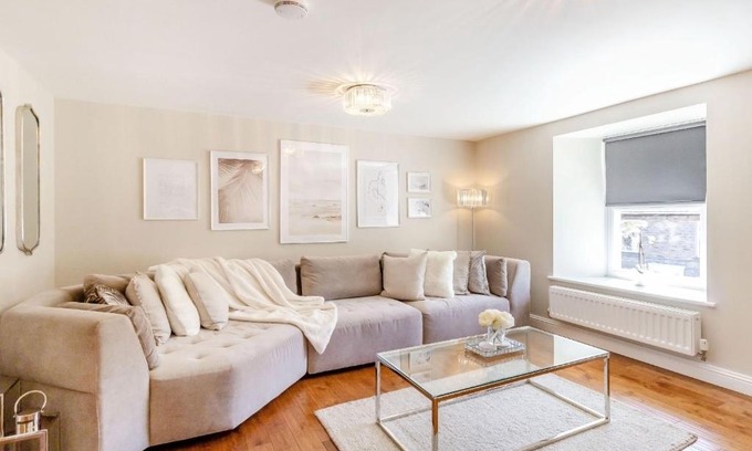 Eastgate Apartment | Queen Victoria Suite