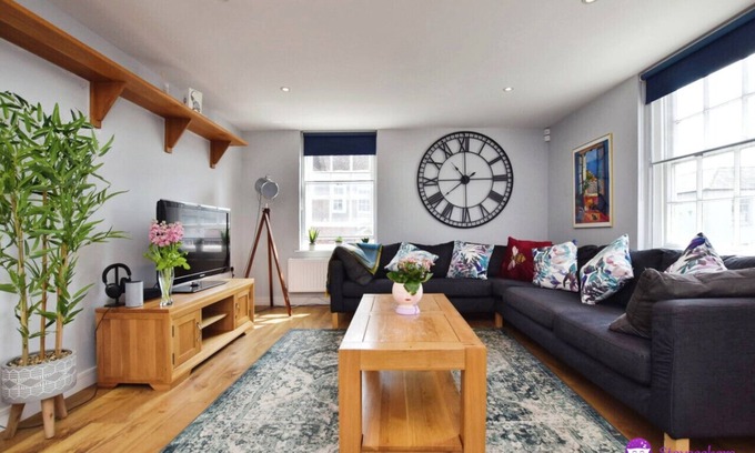 Salisbury Apartment | Queens House 2 bed City Centre Apt- Stayseekers