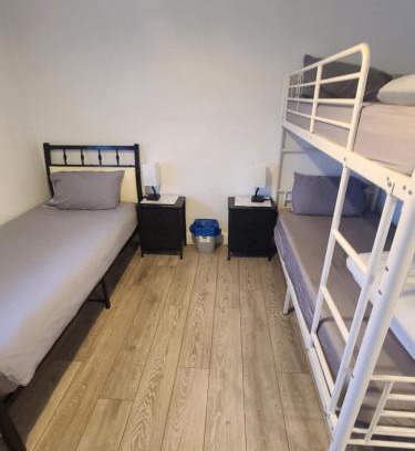 Crawley House | QUICK STOP-GATWICK STAY, Triple room